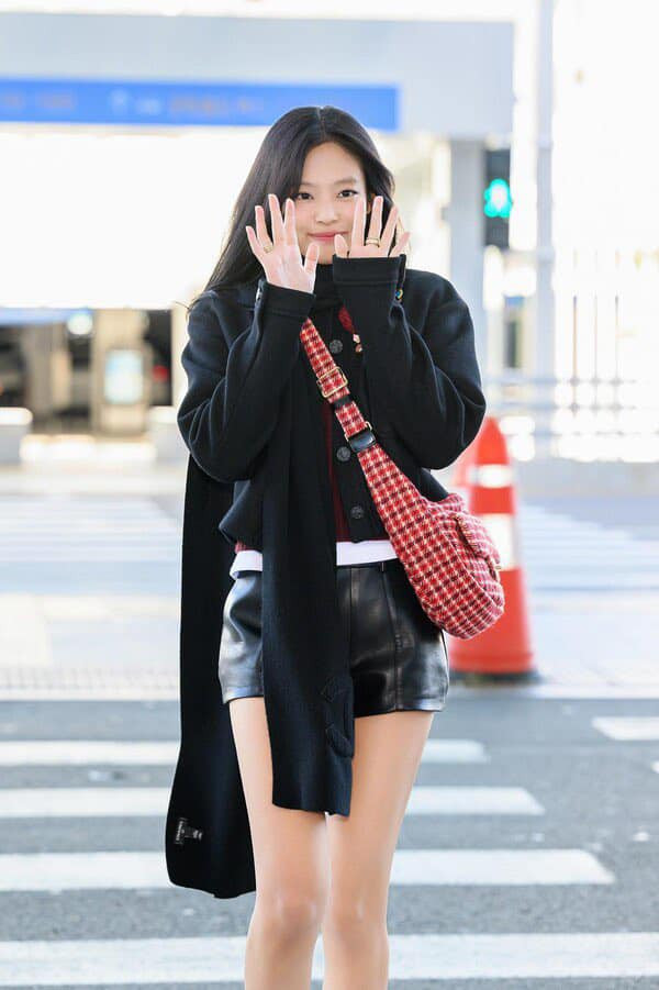 Xứng danh &quot;Chanel sống&quot;, bộ trang phục Jennie diện tại sân bay được dự đoán sẽ thành xu hướng thịnh hành trong thời gian tới.