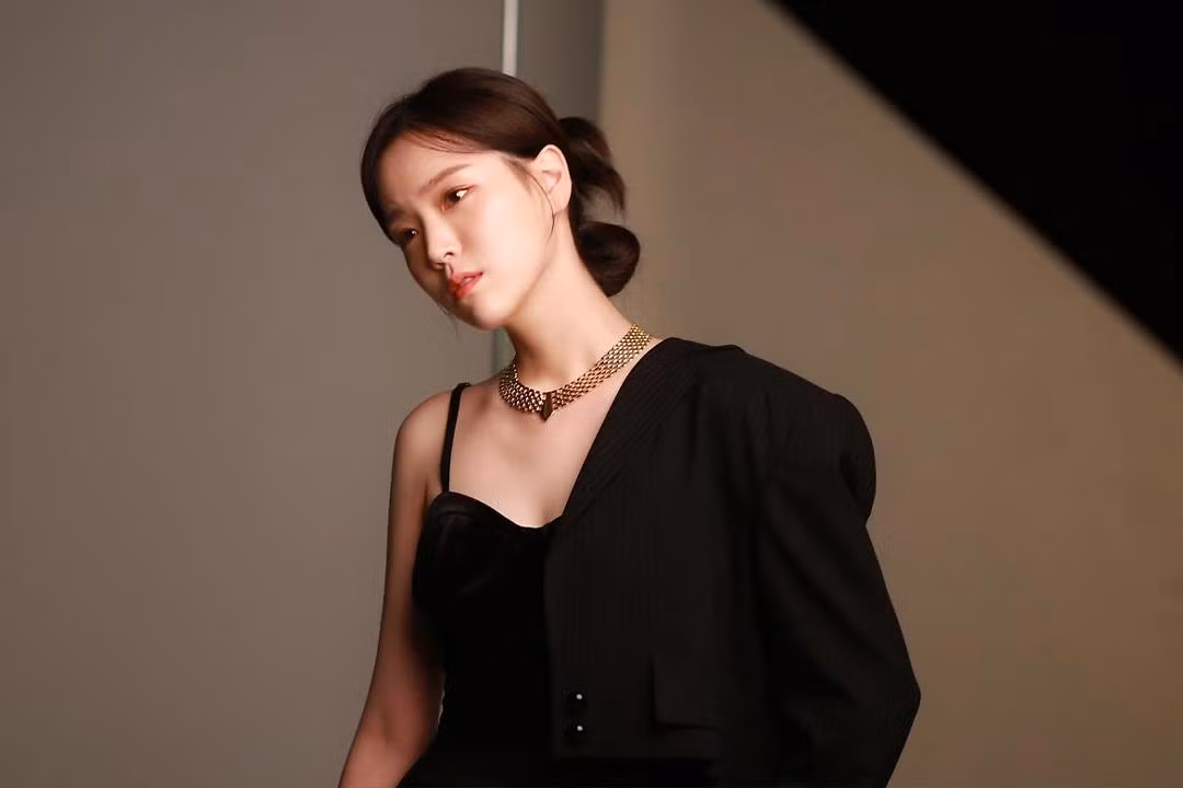 Năm 2019, sau khi đầu quân vào cùng "mái nhà" với Ahn Jae Hyun và Jo Byung Gyu ở HB Entertainment, sự nghiệp của Kim Ji Eun bắt đầu khởi sắc.