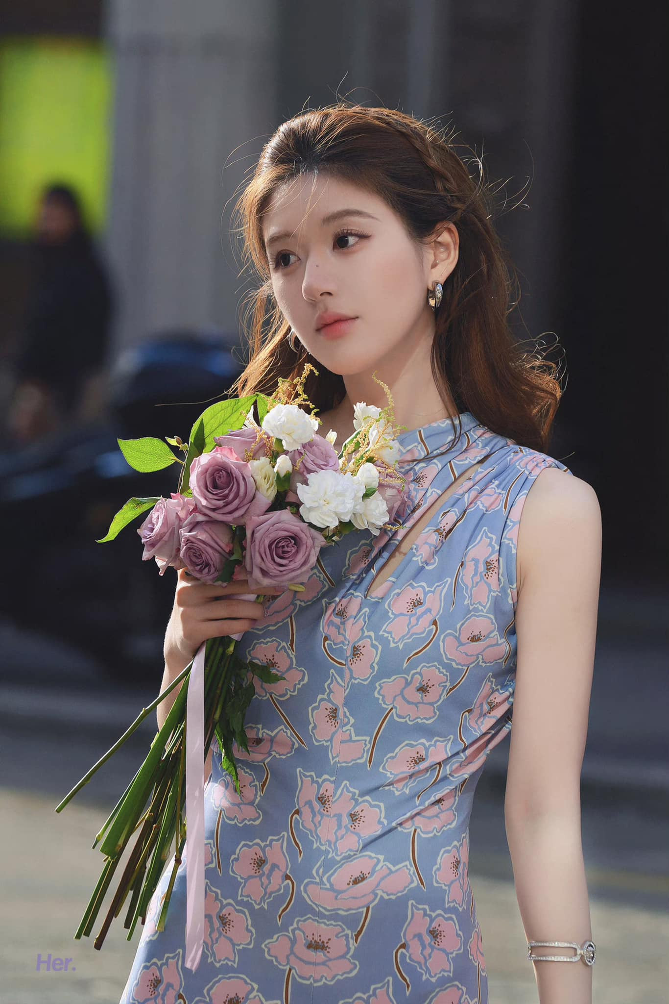 Bức ảnh cô chụp cùng hoa do người hâm mộ đăng tải khiến nhiều người xao xuyến. Bức ảnh cô chụp cùng hoa do người hâm mộ đăng tải khiến nhiều người xao xuyến.