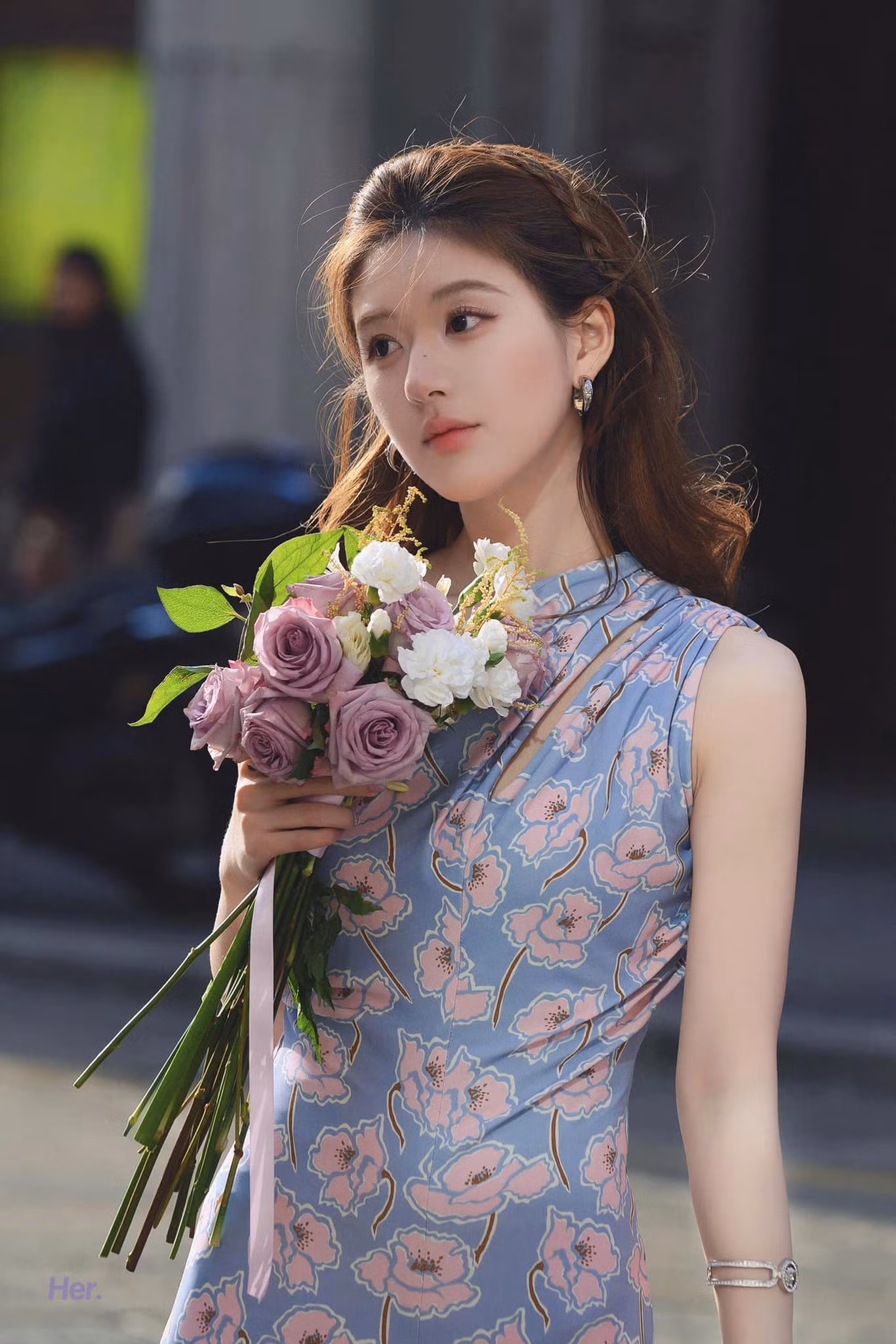 Bức ảnh cô chụp cùng hoa do người hâm mộ đăng tải khiến nhiều người xao xuyến.