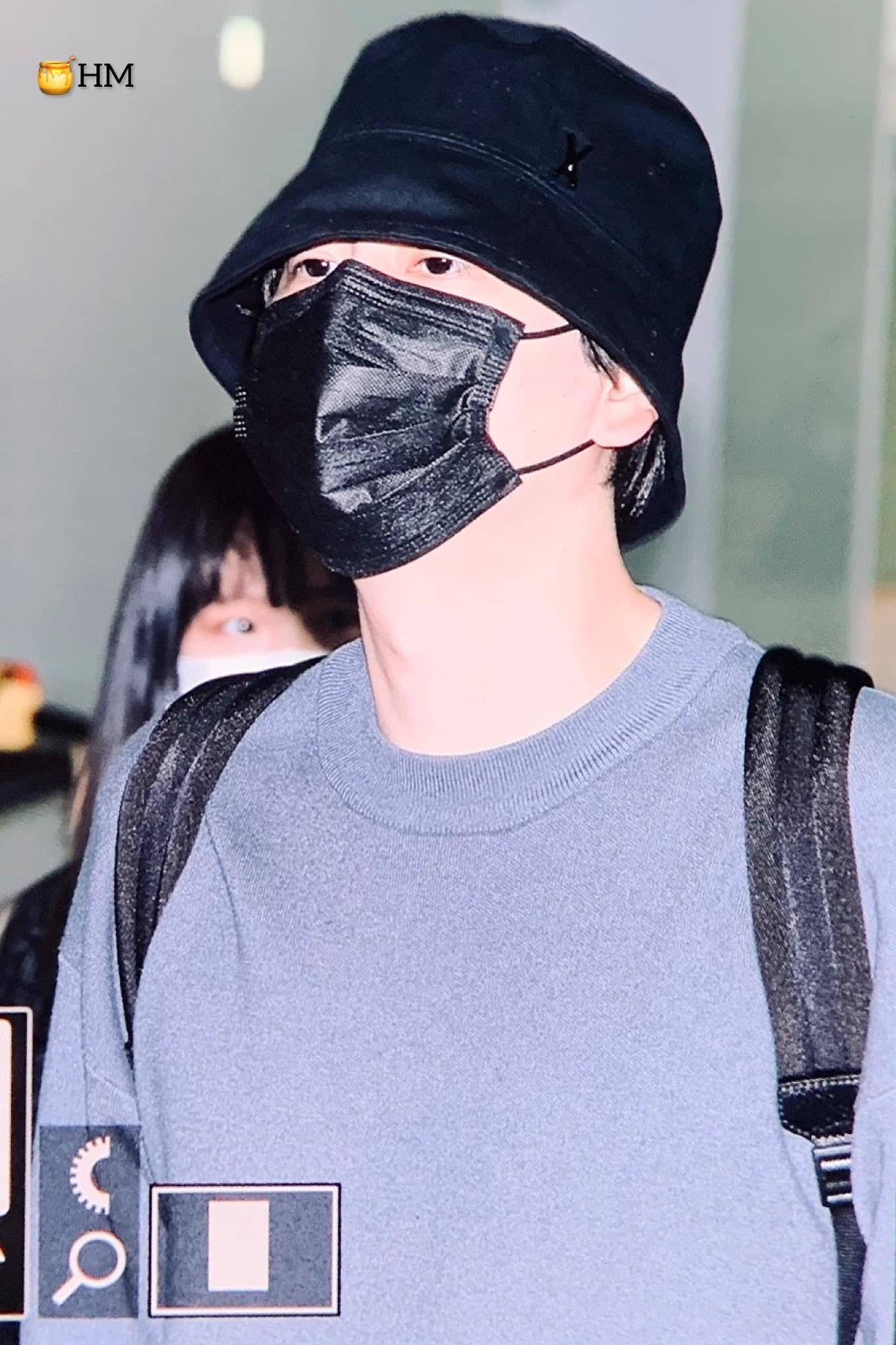 Kyuhyun với trang phục giản dị, thoải mái trong chuyến bay tới Việt Nam. Kyuhyun với trang phục giản dị, thoải mái trong chuyến bay tới Việt Nam.