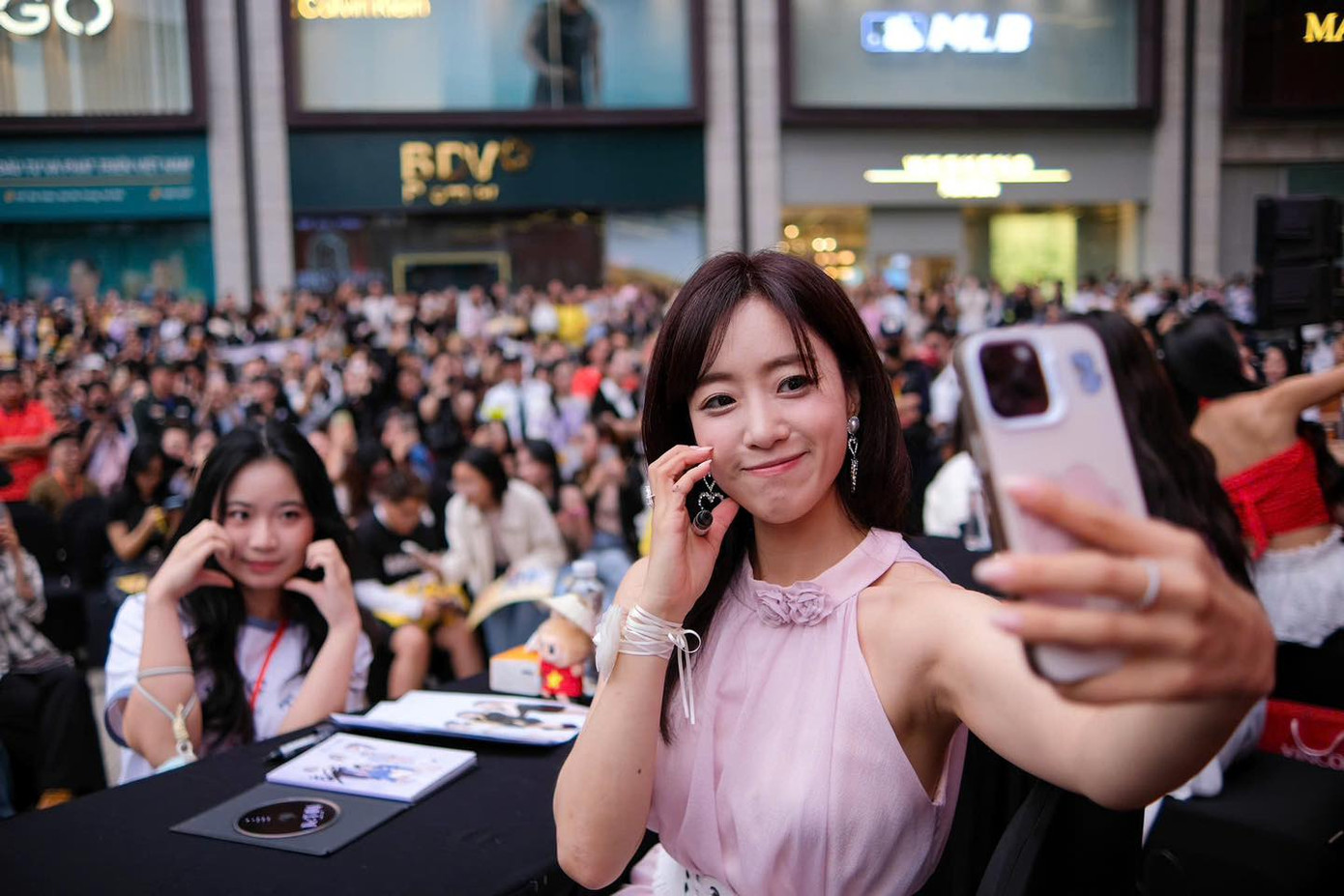 Khoảnh khắc Eunjung cùng fan selfie đáng yêu. (Ảnh: Vincom) Khoảnh khắc Eunjung cùng fan selfie đáng yêu. (Ảnh: Vincom)