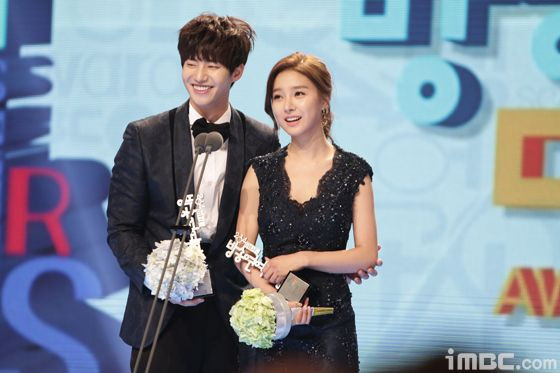 Song Jae Rim và Kim So Eun cùng nhận Giải thưởng Cặp đôi được yêu thích nhất. Song Jae Rim và Kim So Eun cùng nhận Giải thưởng Cặp đôi được yêu thích nhất.