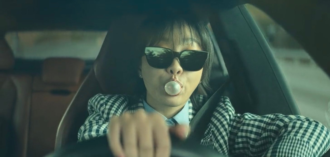 Áo vest, blazer phối sơ mi và cà vạt là phong cách thường thấy của nhân vật Yoon I Na trong phim. Áo vest, blazer phối sơ mi và cà vạt là phong cách thường thấy của nhân vật Yoon I Na trong phim.