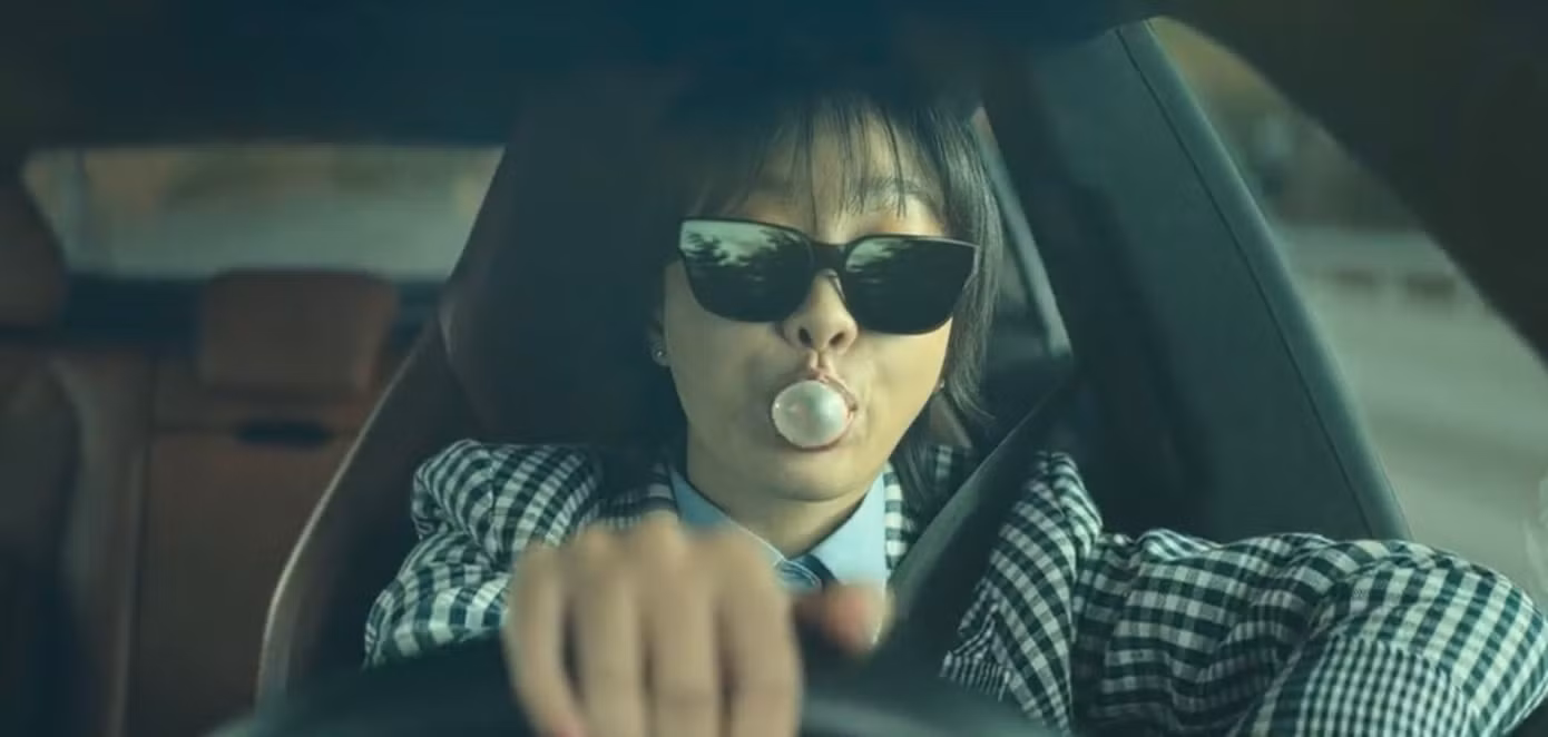 Áo vest, blazer phối sơ mi và cà vạt là phong cách thường thấy của nhân vật Yoon I Na trong phim.