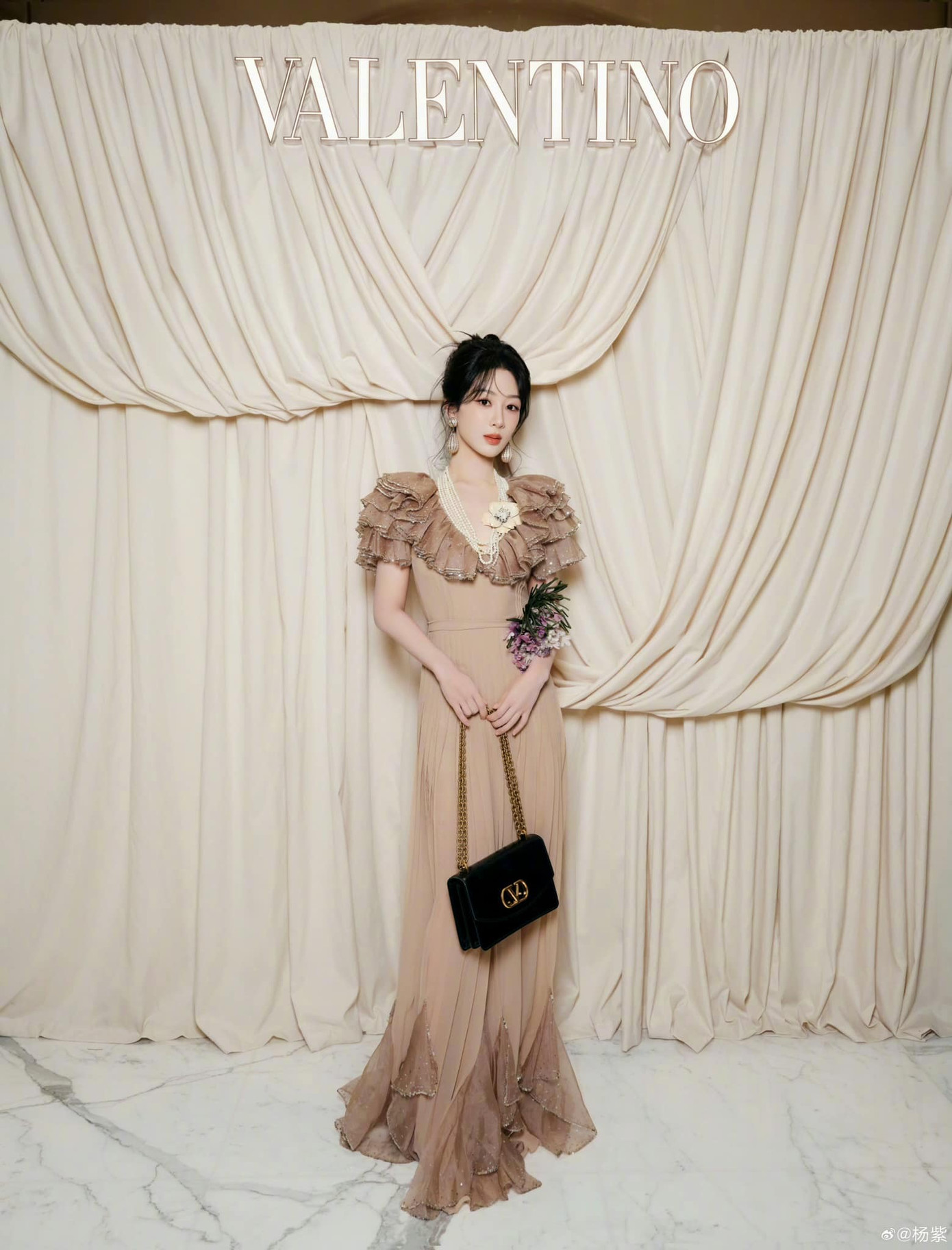 Nàng đại sứ thương hiệu thu hút mọi ánh nhìn ngay khi vừa xuất hiện với tạo hình lộng lẫy, đậm chất quý tộc.