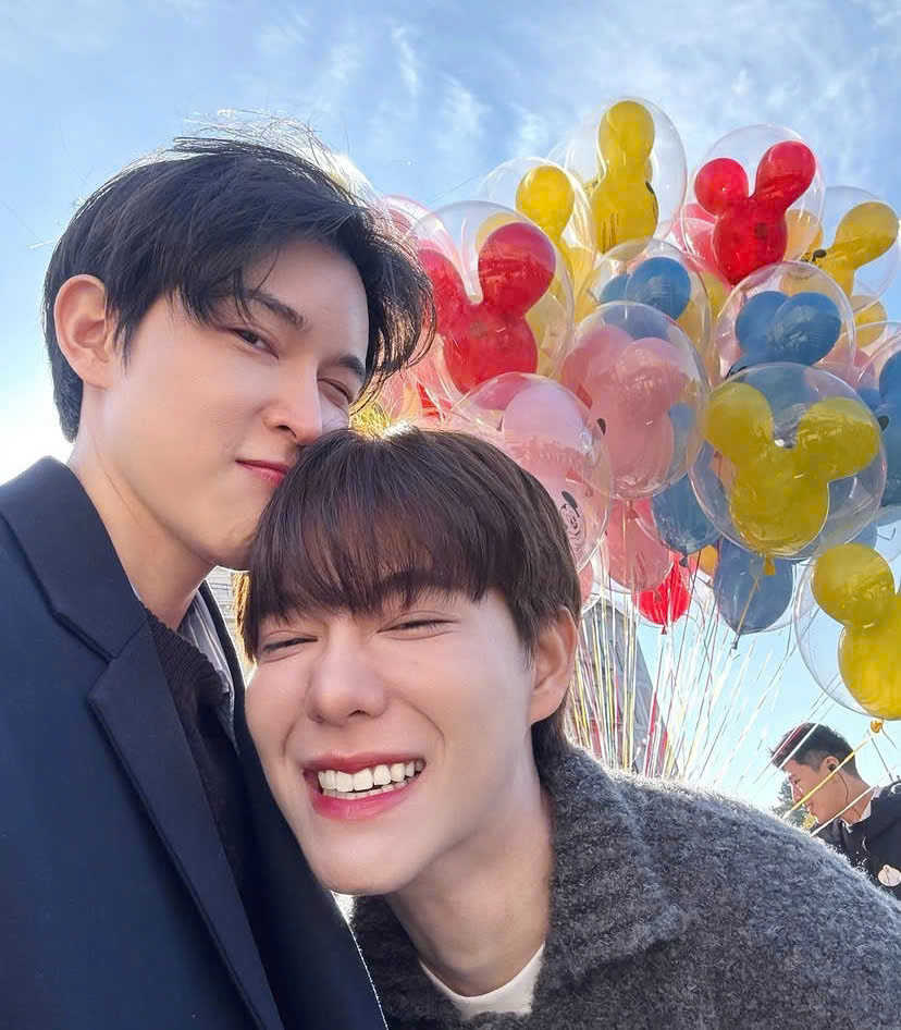 Dù Both đã gỡ bỏ bài đăng cầu hôn, nhưng cư dân mạng tinh ý phát hiện Both vẫn giữ nhiều bức ảnh chụp chung với Newyear trên Instagram cá nhân.