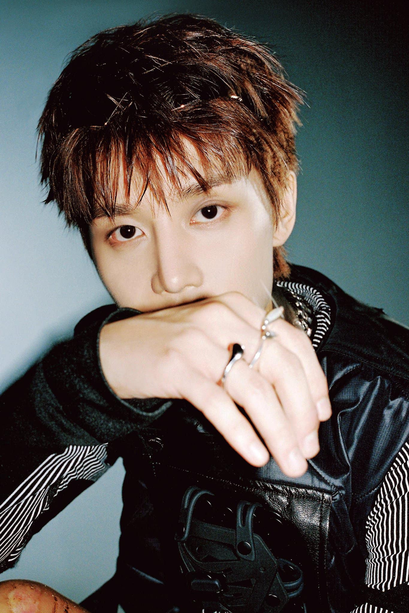 Trong bức hình, hình ảnh đầu gối Taeil có chứa vết thương hở xuất hiện rõ ràng ở góc bên trái. Trong bức hình, hình ảnh đầu gối Taeil có chứa vết thương hở xuất hiện rõ ràng ở góc bên trái.