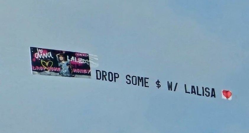 Banner cũng "tỏa mùi tiền" của fan dành cho Lisa. Banner cũng "tỏa mùi tiền" của fan dành cho Lisa.