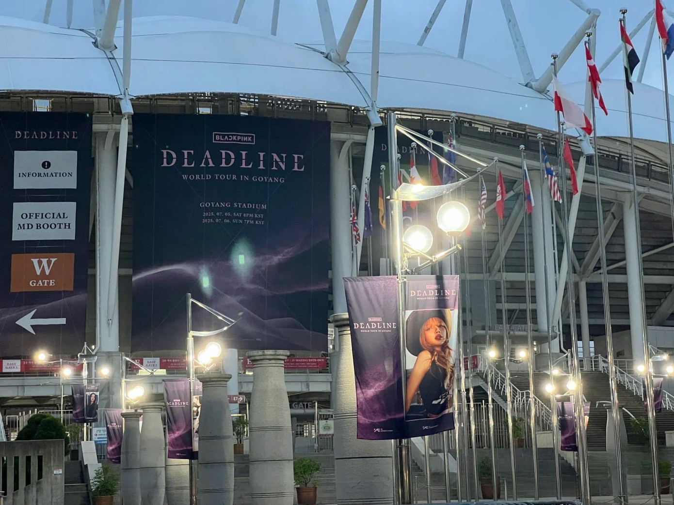 Hình ảnh các cô gái đồng loạt xuất hiện quanh sân vận động Goyang.