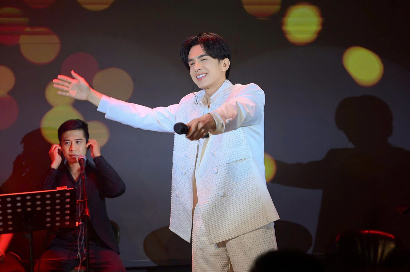 Ngoài việc chấm thi, nam ca sĩ cũng sẽ trình diễn trong chương trình.