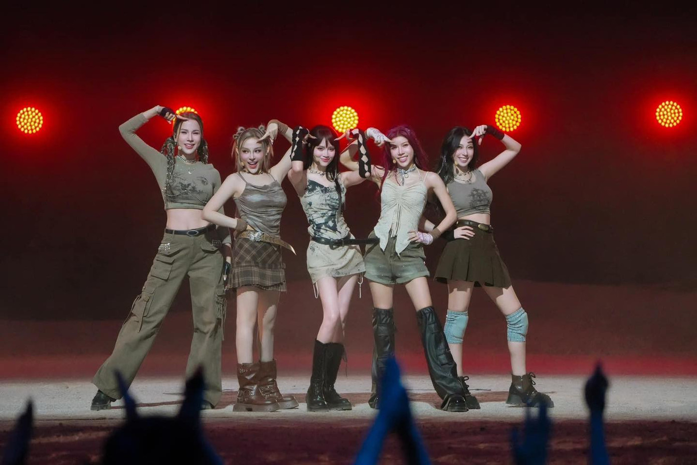 Tạo hình xinh đẹp của đại diện Việt Nam trên sân khấu xứ Trung. Tạo hình xinh đẹp của đại diện Việt Nam trên sân khấu xứ Trung.