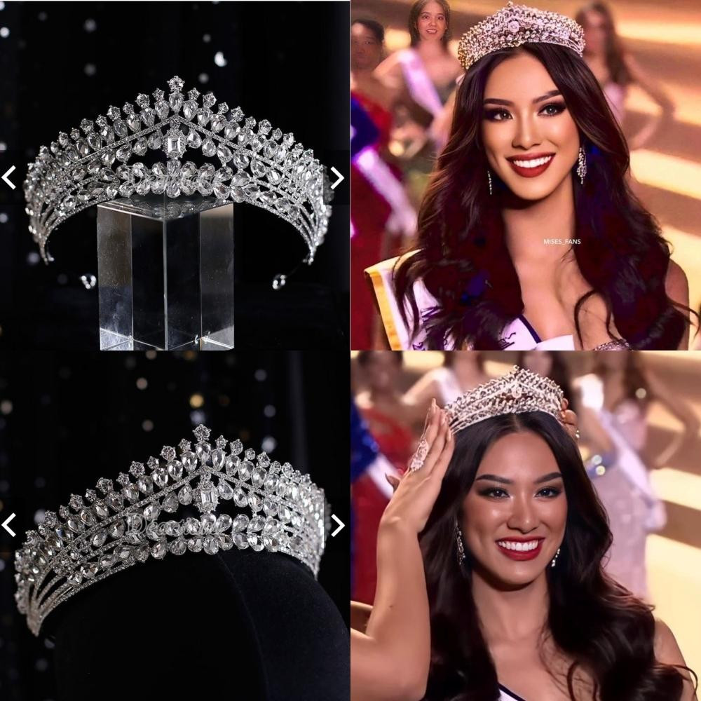 Từ kiểu dáng, màu sắc đến cách đính đá đều trùng hợp đến ngỡ ngàng.