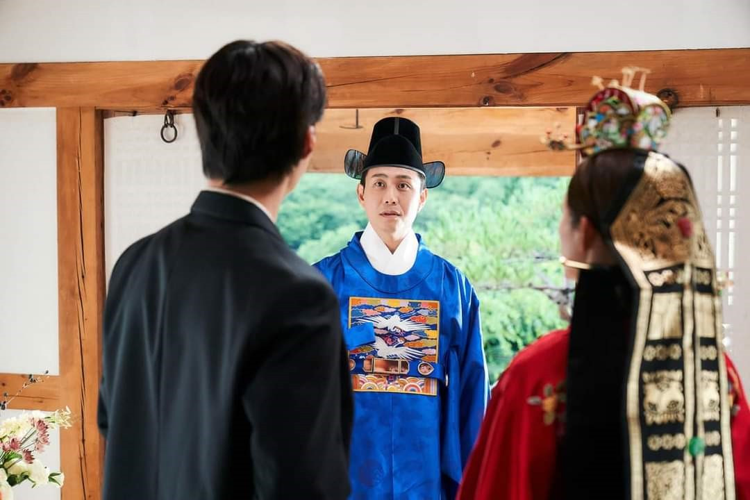 Hae Jo đến đám cưới của người yêu cũ Jae Mi. Hae Jo đến đám cưới của người yêu cũ Jae Mi.