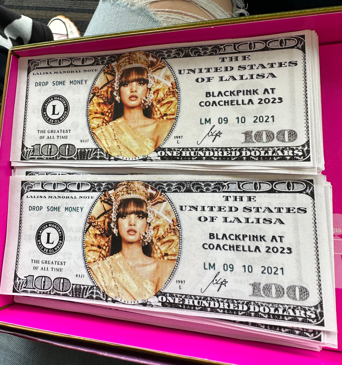 Tờ tiền được in hình Lisa do các fan chuẩn bị. Tờ tiền được in hình Lisa do các fan chuẩn bị.