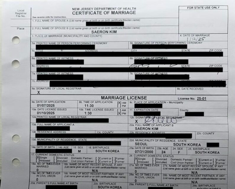Giấy chứng nhận kết hôn được cung cấp bởi người tự xưng là chồng của Kim Sae Ron do Viện Garo Sero cung cấp. Giấy chứng nhận kết hôn được cung cấp bởi người tự xưng là chồng của Kim Sae Ron do Viện Garo Sero cung cấp.