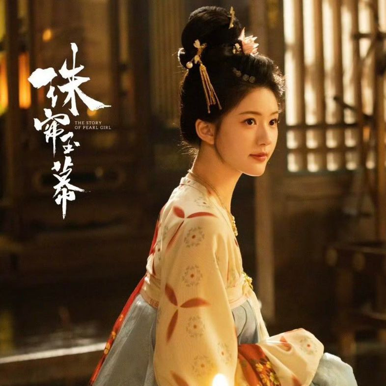 Triệu Lộ Tư ngọt ngào trong trẻo trong trang phục nữ thời Đường.