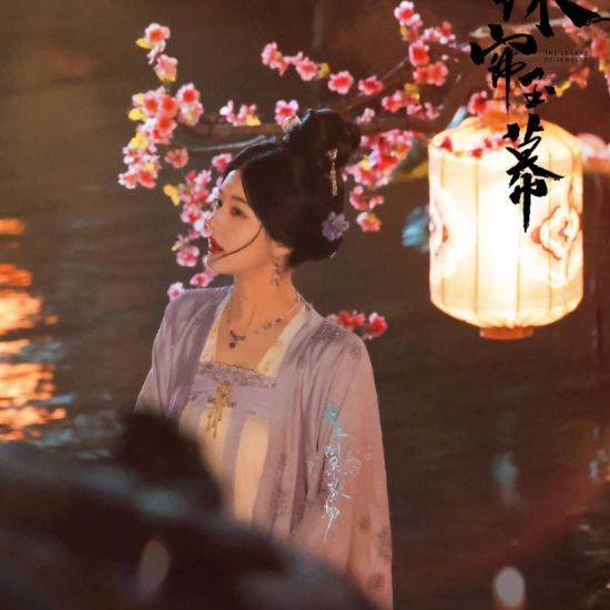 Triệu Lộ Tư ngọt ngào trong trẻo trong trang phục nữ thời Đường.