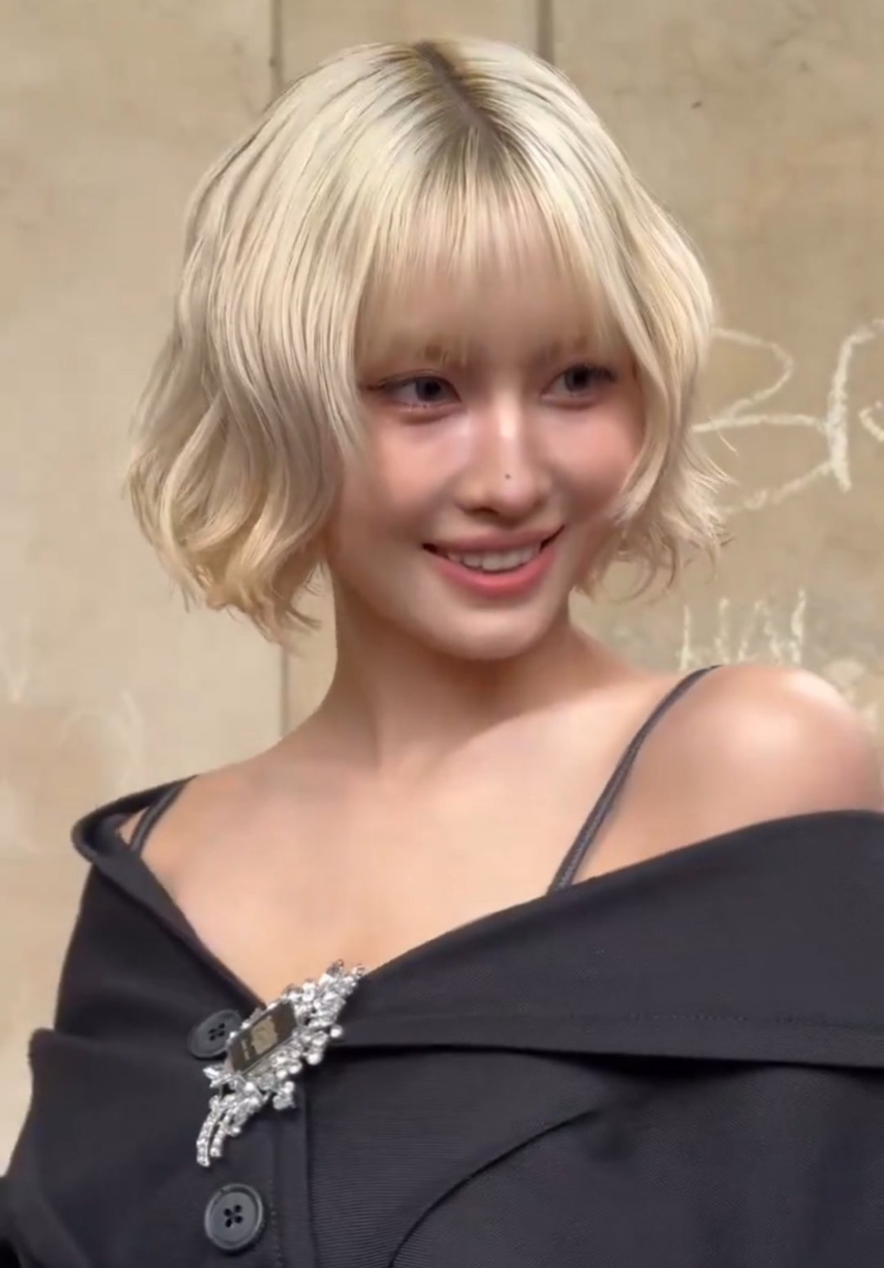 Nữ nghệ sĩ người Nhật Bản luôn nở nụ cười trên môi, thân thiện vẫy tay chào phóng viên và người hâm mộ. Nữ nghệ sĩ người Nhật Bản luôn nở nụ cười trên môi, thân thiện vẫy tay chào phóng viên và người hâm mộ.