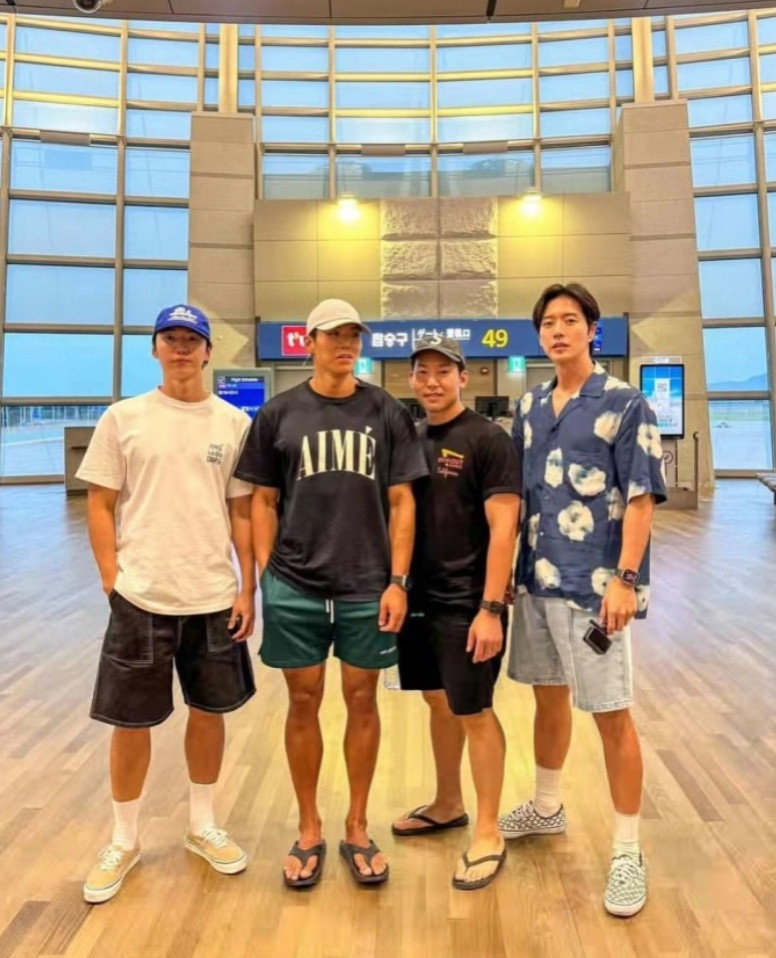 Thời trang sân bay năng động, thoải mái của Park Hae Jin. Thời trang sân bay năng động, thoải mái của Park Hae Jin.