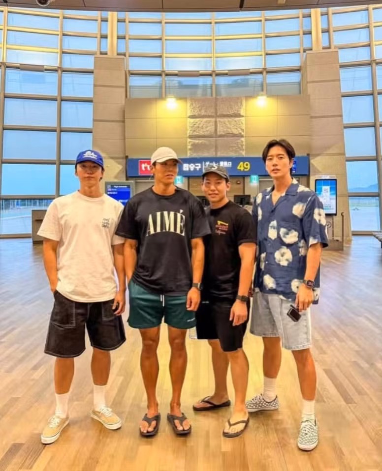 Thời trang sân bay năng động, thoải mái của Park Hae Jin.