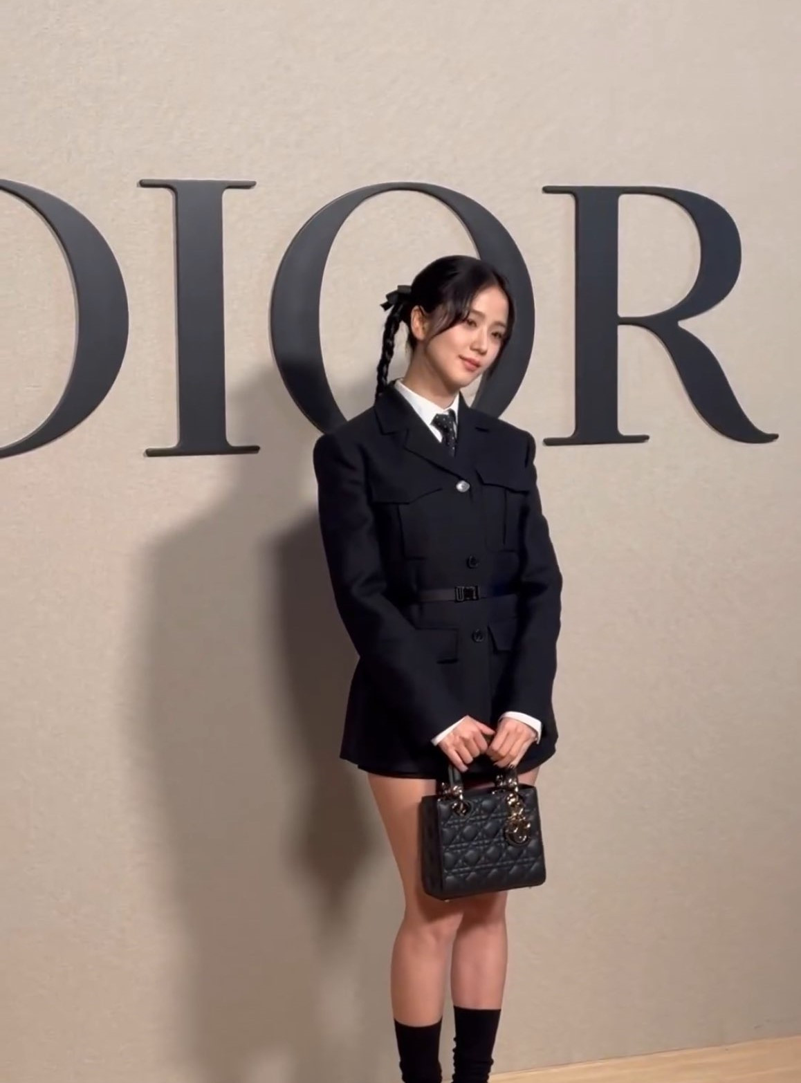 Tạo hình lần này của Jisoo nhận về không ít lời khen, đa số đều cho rằng lối trang điểm nhẹ cùng trang phục đơn giản giúp cô trẻ ra trông thấy. Tạo hình lần này của Jisoo nhận về không ít lời khen, đa số đều cho rằng lối trang điểm nhẹ cùng trang phục đơn giản giúp cô trẻ ra trông thấy.