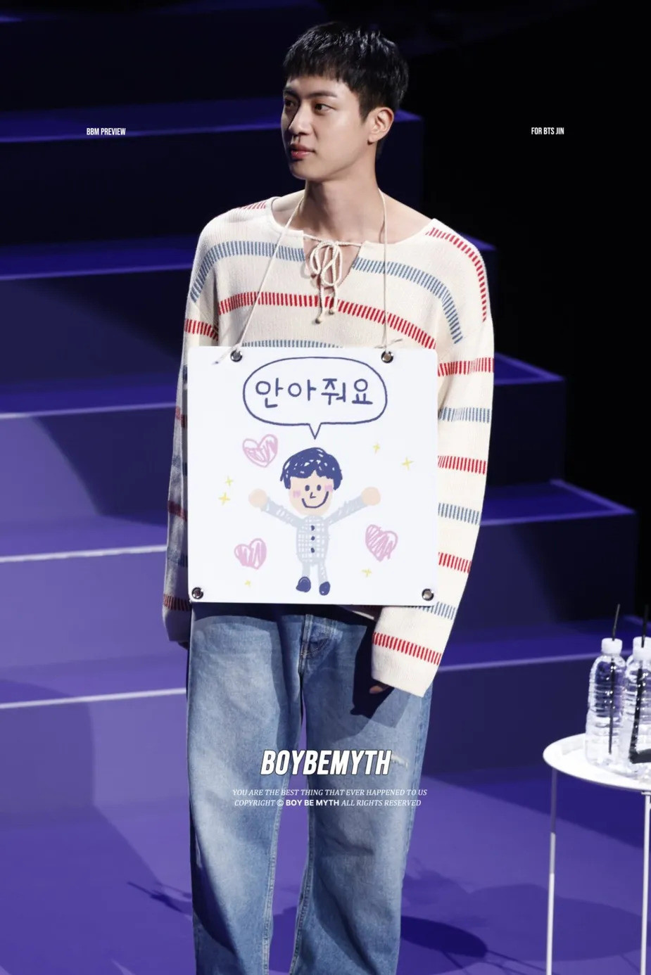 Mái tóc ngắn cũn đúng chuẩn lính mới xuất ngũ cùng phong cách giản dị, nhưng anh cả BTS vẫn &quot;khuấy đảo&quot; cõi mạng với visual chuẩn &quot;trai đẹp toàn cầu&quot; (worldwide handsome).