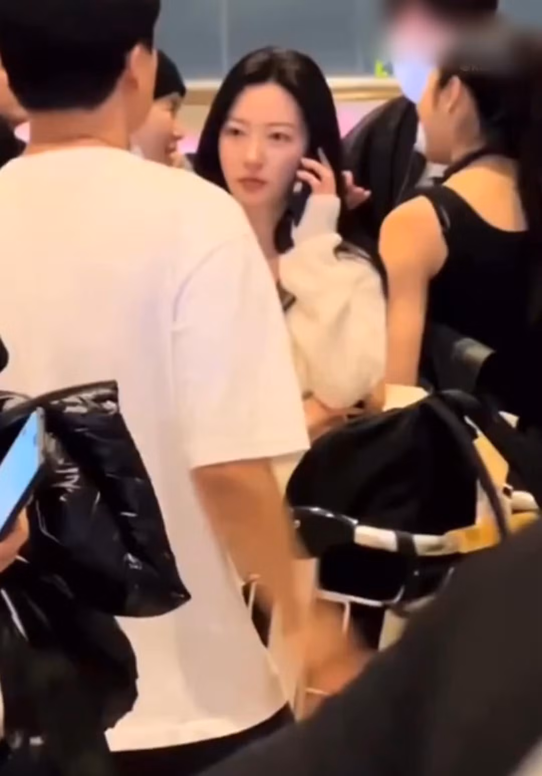 Chưa thấy ảnh rò rỉ trong chuyến dạo chơi lần này của "ác nữ" Song Ha Yoon, nhưng trước đó, cô trở thành tâm điểm chú ý bởi nhan sắc "phát sáng" trong cam thường tại sân bay. Chưa thấy ảnh rò rỉ trong chuyến dạo chơi lần này của "ác nữ" Song Ha Yoon, nhưng trước đó, cô trở thành tâm điểm chú ý bởi nhan sắc "phát sáng" trong cam thường tại sân bay.