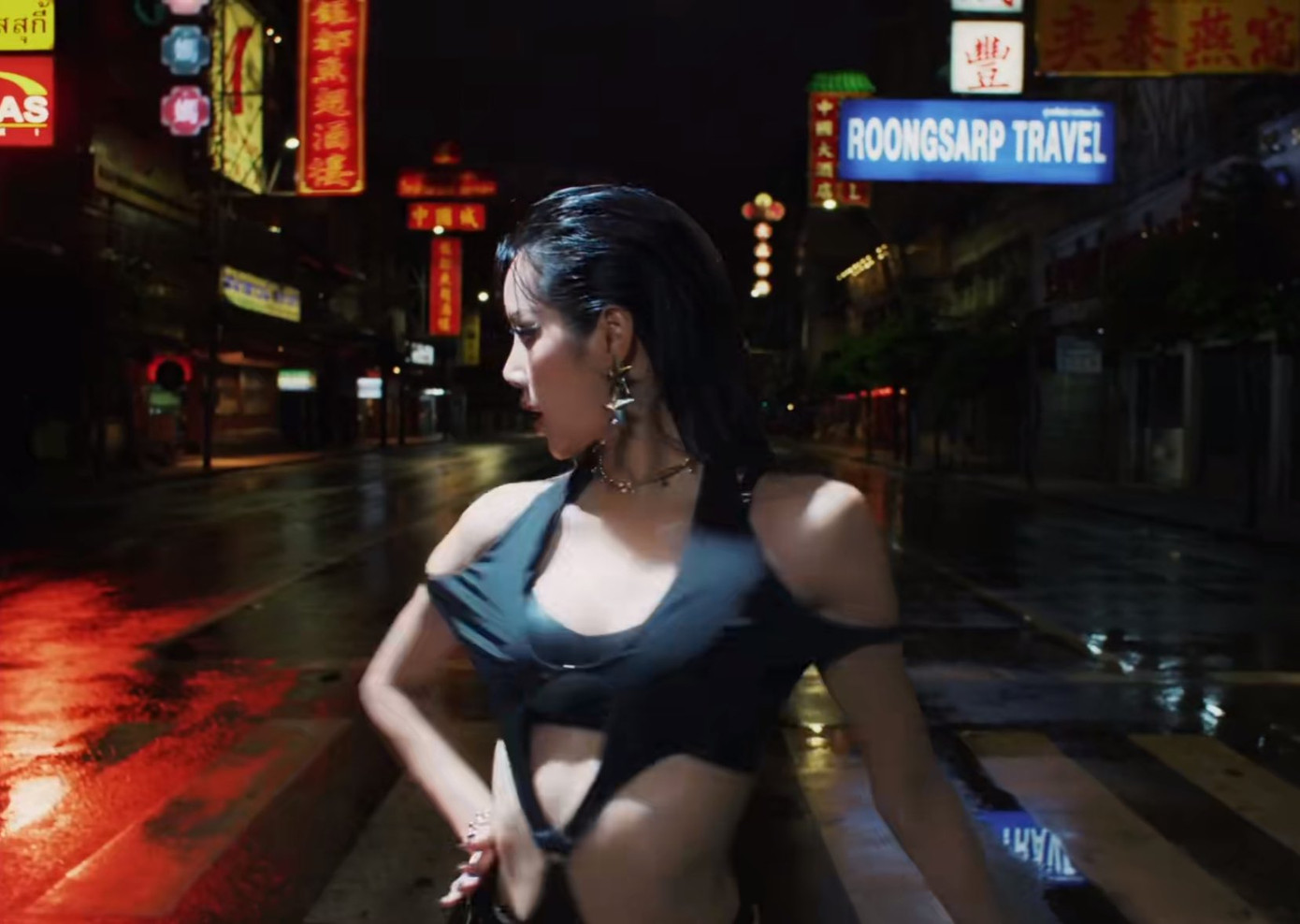 Con phố nổi tiếng của Thái Lan xuất hiện trong MV của Lisa. Con phố nổi tiếng của Thái Lan xuất hiện trong MV của Lisa.