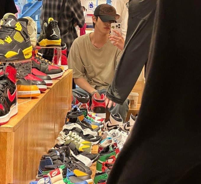 Bức ảnh khiến dân tình xôn xao vì bàn tay lạ được cho là của Kim Sejeong. Bức ảnh khiến dân tình xôn xao vì bàn tay lạ được cho là của Kim Sejeong.