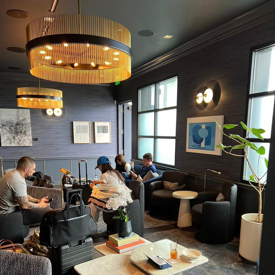 Bức ảnh cả hai ở phòng chờ VIP sân bay Los Angeles được một cư dân mạng đăng tải. Bức ảnh cả hai ở phòng chờ VIP sân bay Los Angeles được một cư dân mạng đăng tải.