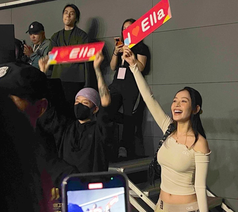 Amber diện trang phục đơn giản, năng động với áo hoodie và quần dài trong khi Chi Pu gây chú ý với áo trễ vai và váy xếp ly trẻ trung. Amber diện trang phục đơn giản, năng động với áo hoodie và quần dài trong khi Chi Pu gây chú ý với áo trễ vai và váy xếp ly trẻ trung.