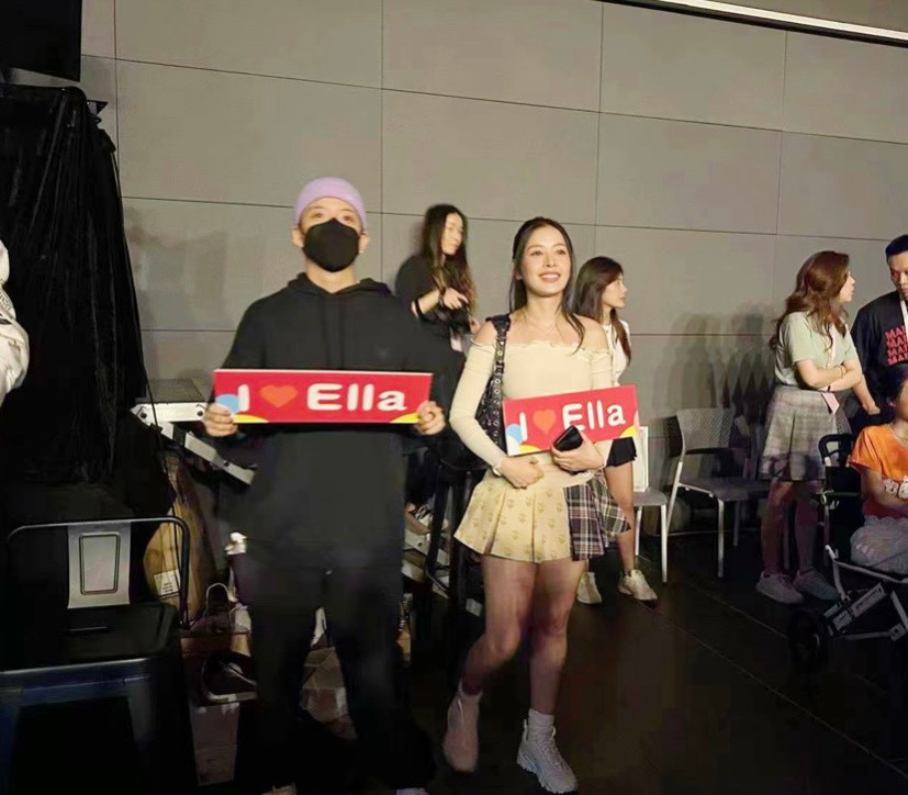 Chi Pu và Amber xuất hiện ở phía dưới khán đài, cùng cầm bảng hiệu cổ vũ Ella. Chi Pu và Amber xuất hiện ở phía dưới khán đài, cùng cầm bảng hiệu cổ vũ Ella.