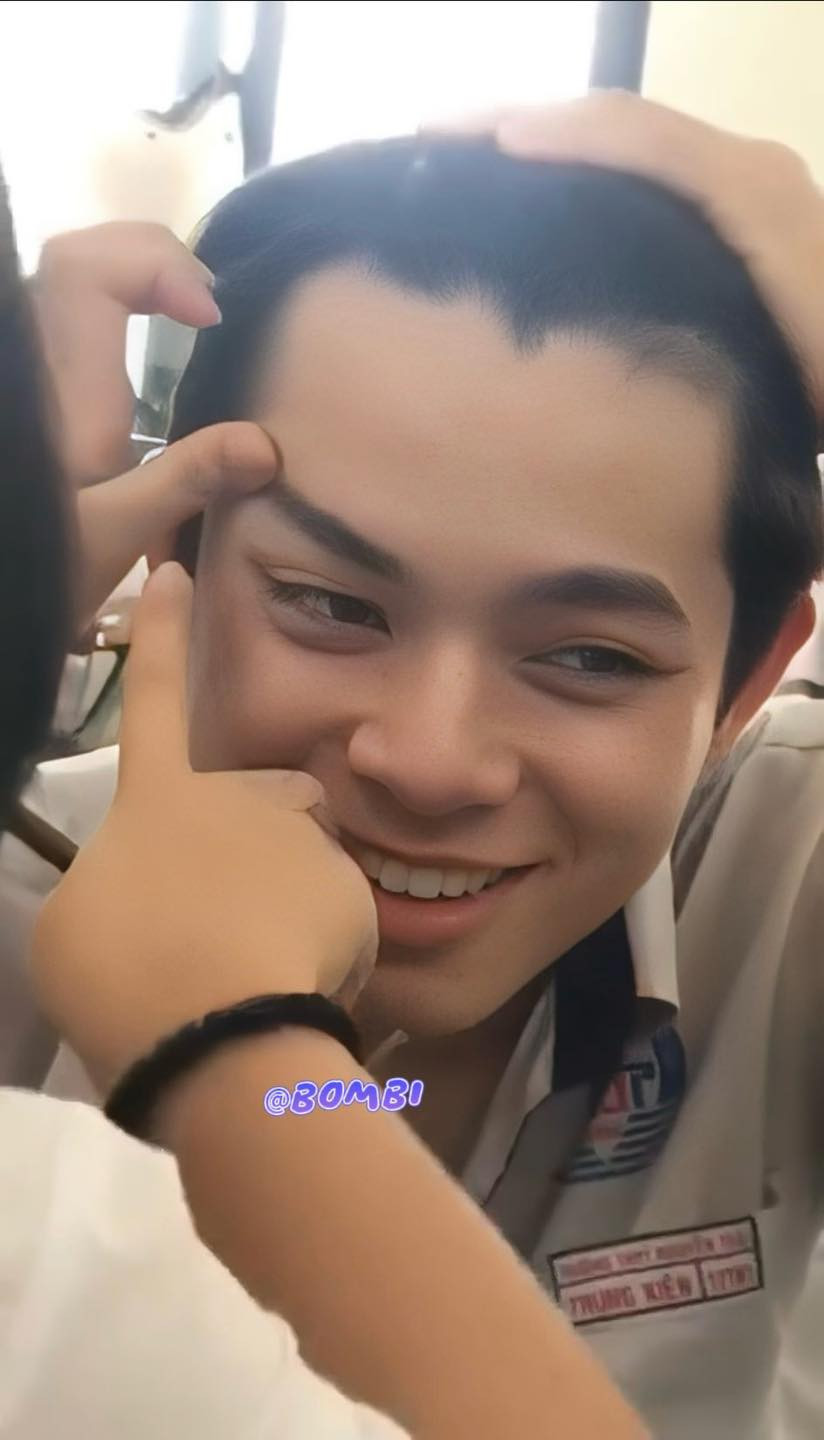 Nhiều hình ảnh pre-debut của Kien trong màu áo đồng phục trường THPT Nguyễn Trãi, Ninh Thuận.