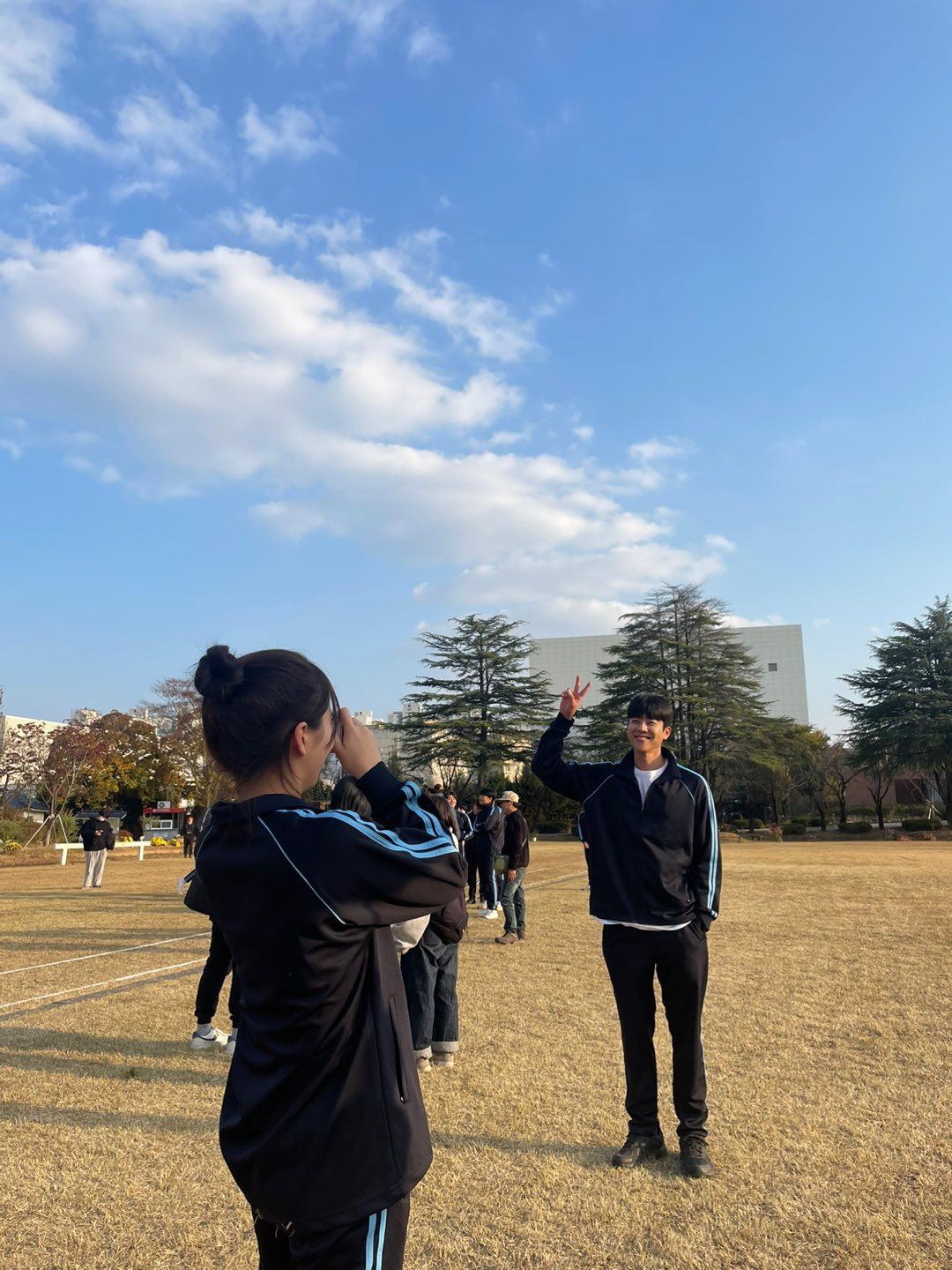 Ngay cả ảnh hậu trường của cặp đôi cũng khiến khán giả &quot;bấn loạn&quot; vì vibe cặp đôi học đường đáng yêu và ngọt ngào.