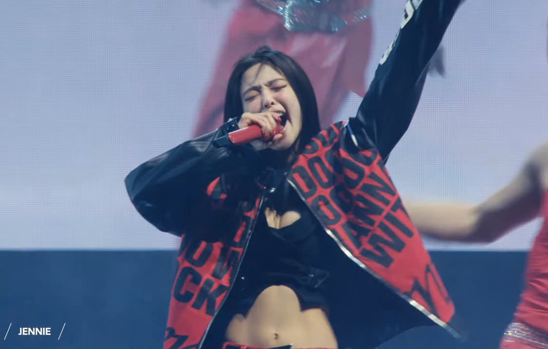 Jennie khép lại buổi diễn Coachella thành công rực rỡ với ca khúc Starlight đầy cảm xúc.