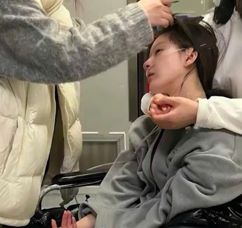 Hình ảnh Triệu Lộ Tư mệt mỏi ngồi trên xe lăn được lan truyền rộng rãi trên khắp các trang mạng.