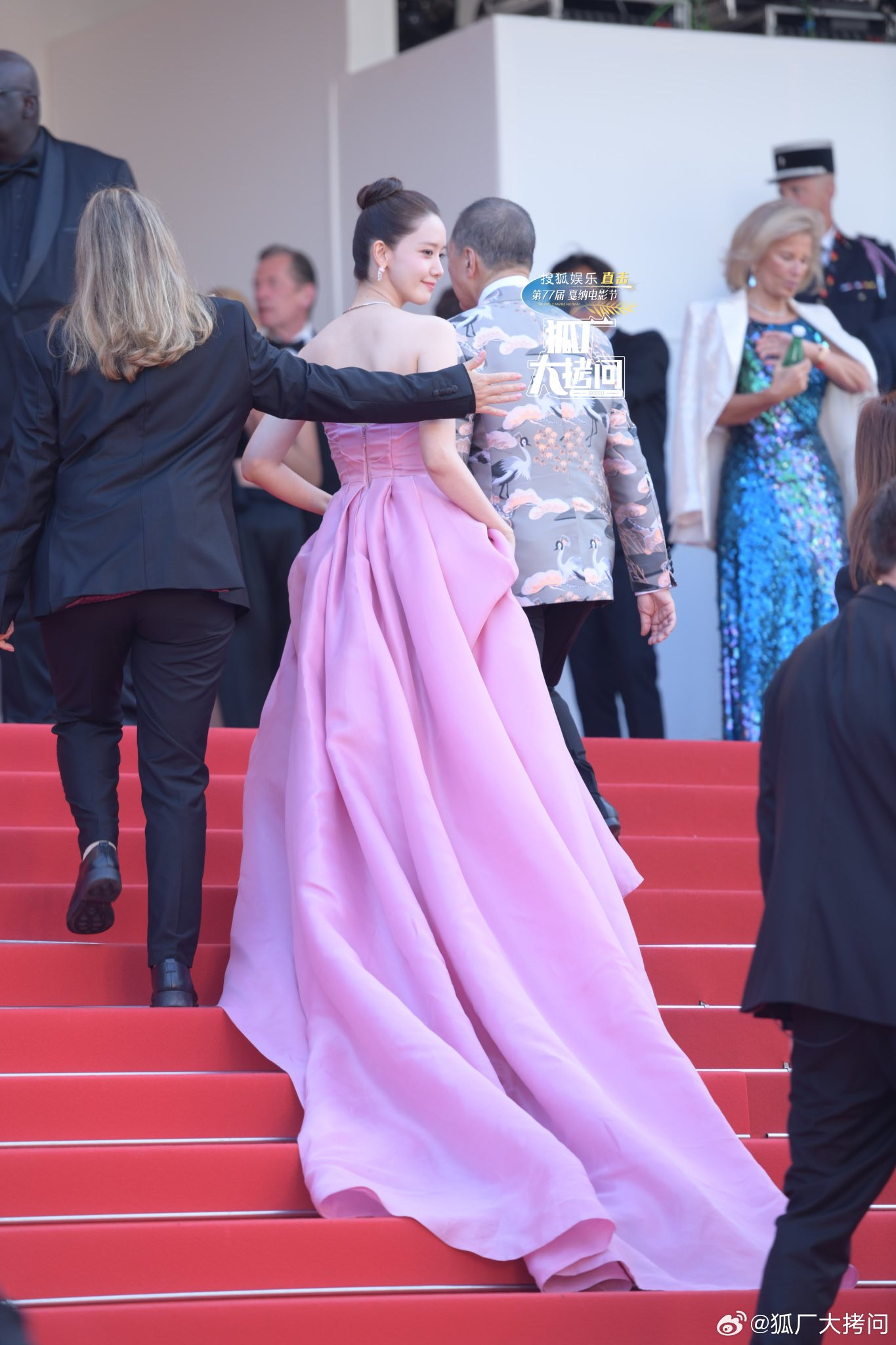 Mặc dù tạo hình không được đánh giá cao nhưng phần đông cư dân mạng vẫn dành lời khen cho nhan sắc xinh đẹp của Yoona ở độ tuổi 34. Mặc dù tạo hình không được đánh giá cao nhưng phần đông cư dân mạng vẫn dành lời khen cho nhan sắc xinh đẹp của Yoona ở độ tuổi 34.