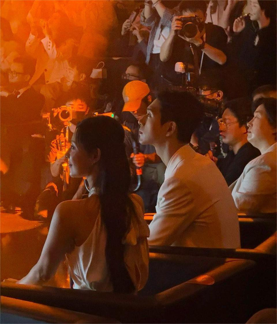 Ở bất cứ góc máy nào, cả hai đều khiến cư dân mạng phải xuýt xoa vì nhan sắc nổi bật.