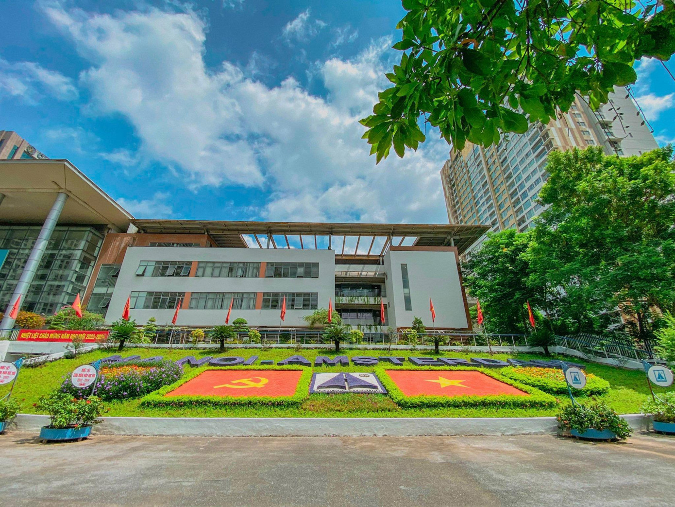 Khuôn viên trường học trồng nhiều cây hoa, thường xuyên được cắt tỉa gọn gàng. - Nguồn ảnh: Trường THPT chuyên Hà Nội - Amsterdam