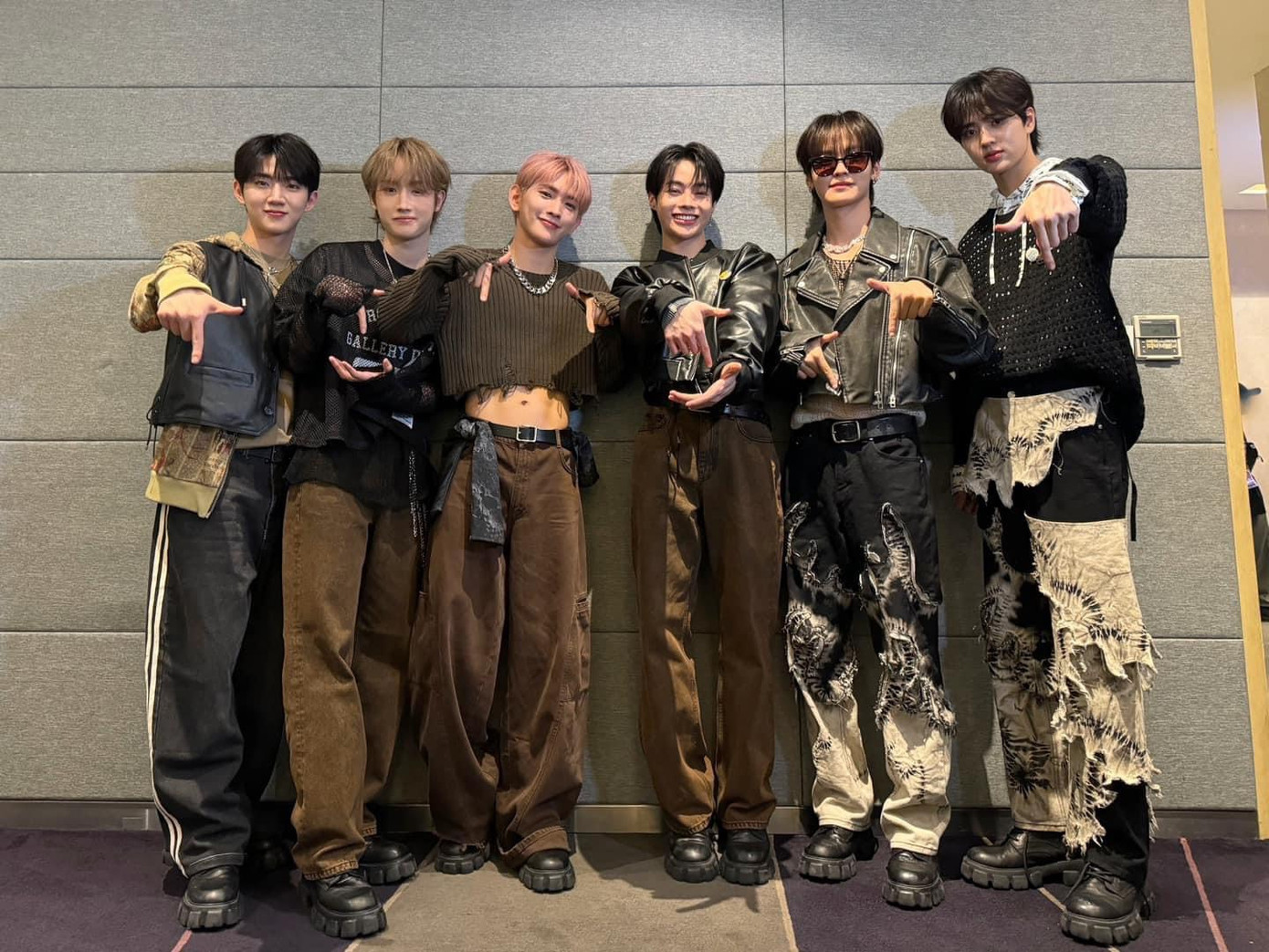 Hình ảnh rõ nét cho thấy trang phục biểu diễn cùng visual sáng bừng của TEMPEST. Hình ảnh rõ nét cho thấy trang phục biểu diễn cùng visual sáng bừng của TEMPEST.