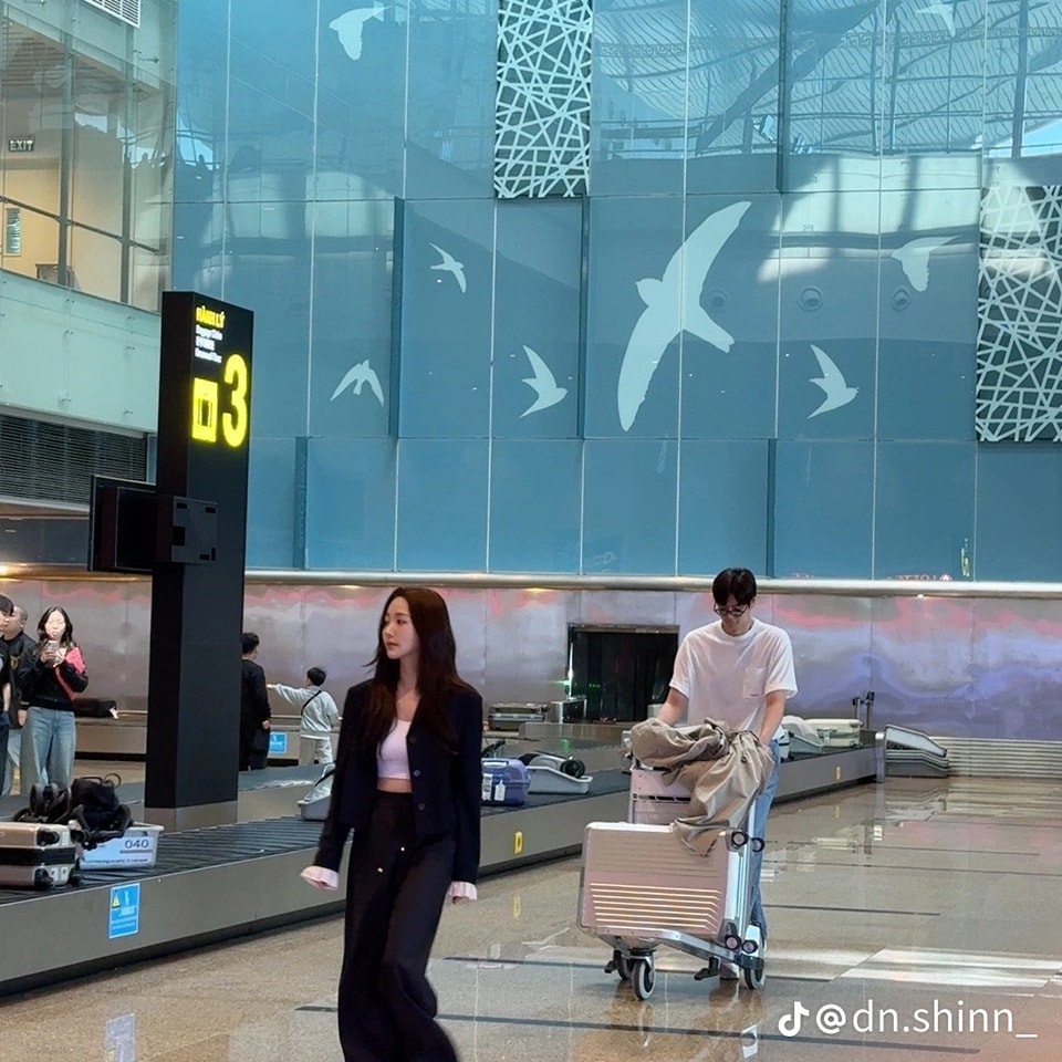 Khung hình đẹp như phim của cặp diễn viên được fan ví như ngoại truyện của Marry My Husband. Khung hình đẹp như phim của cặp diễn viên được fan ví như ngoại truyện của Marry My Husband.