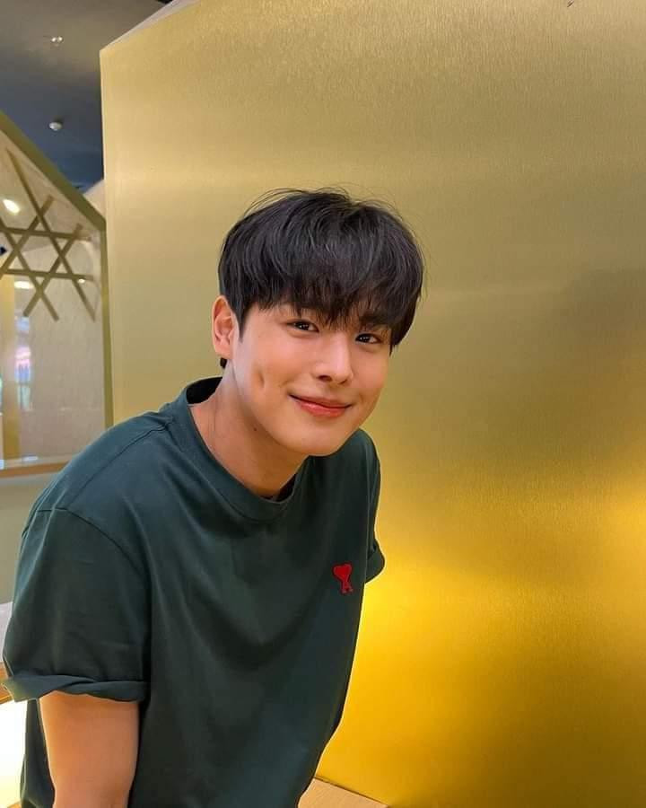 Hẹn Hò Chốn Công Sở sở hữu không chỉ một mà có đến hai “nam thần má lúm”. Hẹn Hò Chốn Công Sở sở hữu không chỉ một mà có đến hai “nam thần má lúm”.