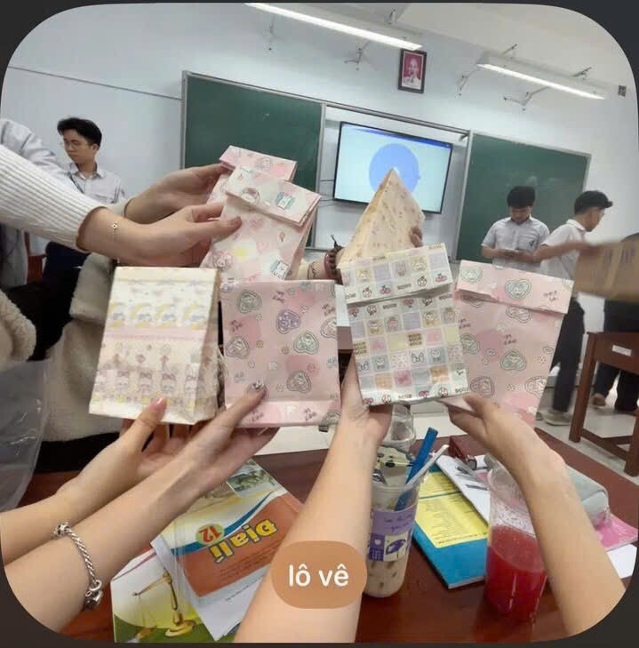 Đáp lại tình cảm "mận keo" đó, các bạn nữ của lớp 12C2 tranh thủ "thả" vào Locket để flex với chúng bạn. - Ảnh: Thanh Hương Đáp lại tình cảm "mận keo" đó, các bạn nữ của lớp 12C2 tranh thủ "thả" vào Locket để flex với chúng bạn. - Ảnh: Thanh Hương