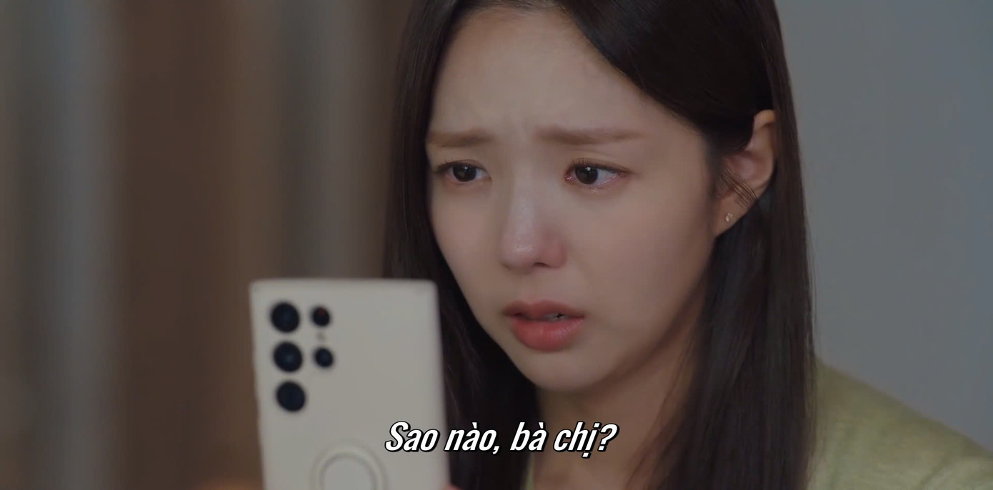 Hee Joo hoảng loạn khi tên bắt cóc gọi tới. Hee Joo hoảng loạn khi tên bắt cóc gọi tới.