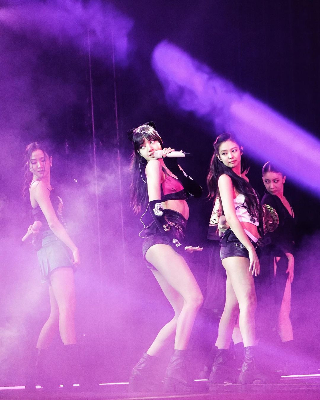 Cư dân mạng tinh ý nhận ra Lisa đã bắt đầu định hình phong cách quyến rũ từ khi xuất hiện trong những bộ váy cắt xẻ hay quần ngắn trong các chuyến lưu diễn tại trời âu ở world tour Born Pink của BLACKPINK.