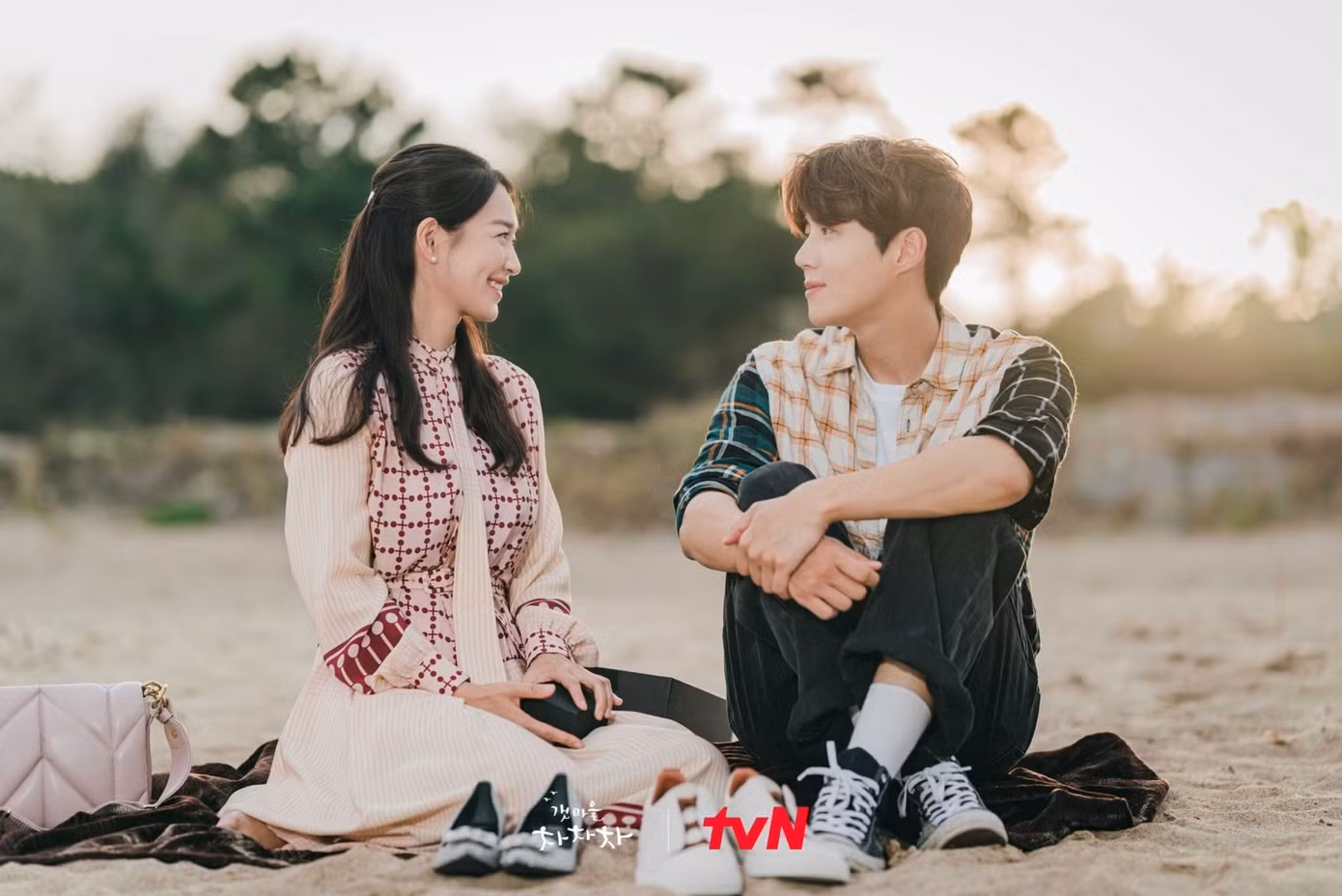 Shin Min Ah cùng Kim Seon Ho đã đưa khán giả qua nhiều cung bậc cảm xúc với những câu chuyện đời thường chân thật với Hometown Cha Cha Cha. Shin Min Ah cùng Kim Seon Ho đã đưa khán giả qua nhiều cung bậc cảm xúc với những câu chuyện đời thường chân thật với Hometown Cha Cha Cha.