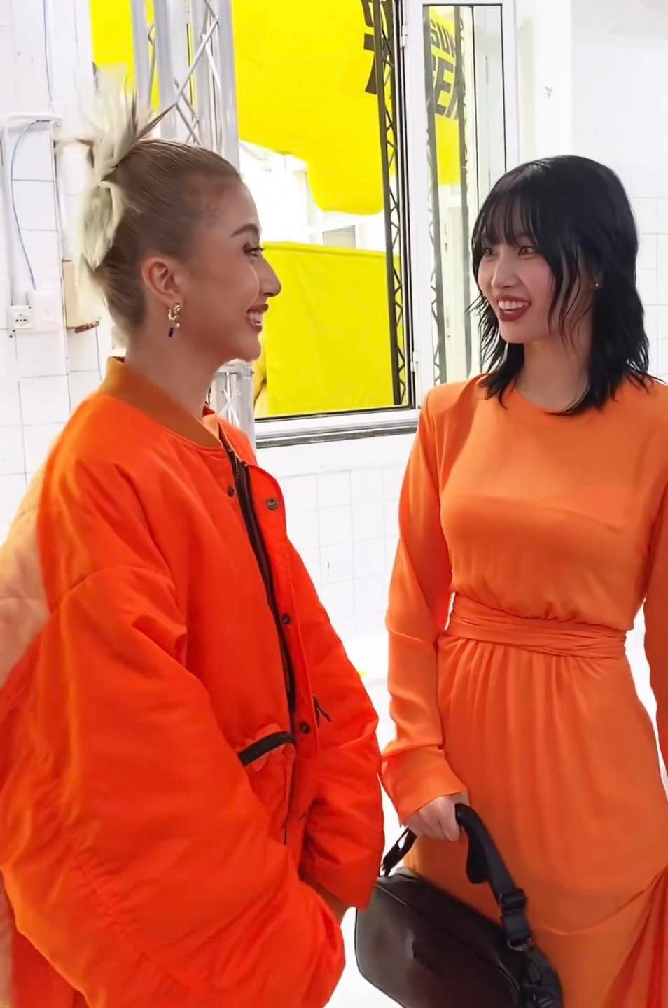 Trước đó, tại show diễn của Onitsuka Tiger diễn ra vào tháng 9 năm ngoái, Quỳnh Anh Shyn cũng từng chung khung hình với "cỗ máy nhảy" của TWICE. Trước đó, tại show diễn của Onitsuka Tiger diễn ra vào tháng 9 năm ngoái, Quỳnh Anh Shyn cũng từng chung khung hình với "cỗ máy nhảy" của TWICE.