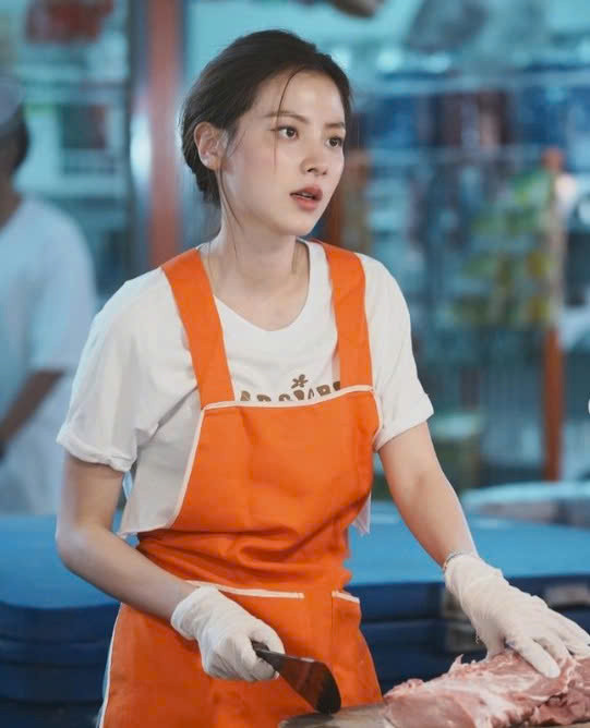 Thongdee là nhân vật có hoàn cảnh sống khó khăn. Thongdee là nhân vật có hoàn cảnh sống khó khăn.