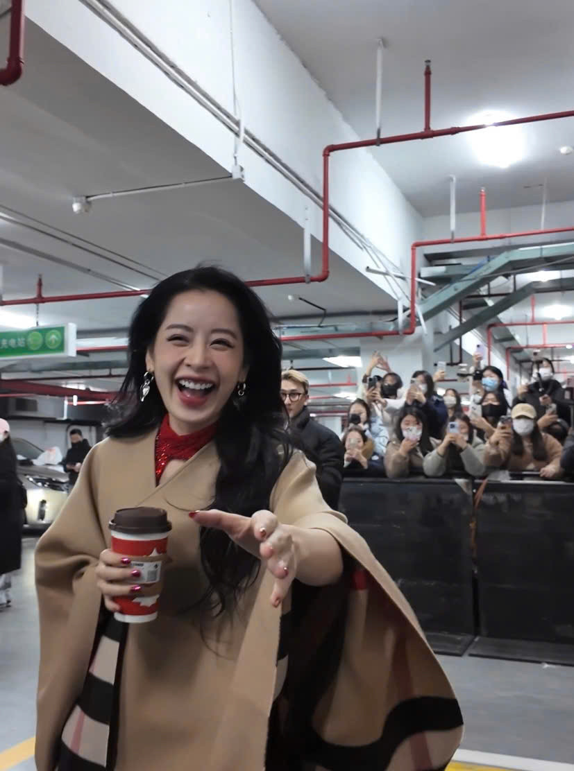 Mỗi sự kiện ở Trung Quốc hay Việt Nam có Chi Pu tham gia, Zhifubao (tên người hâm mộ của Chi Pu tại Trung Quốc) đều tích cực ủng hộ hay thậm chí chờ đợi hàng giờ chỉ để gặp gỡ, tặng quà cho cô.